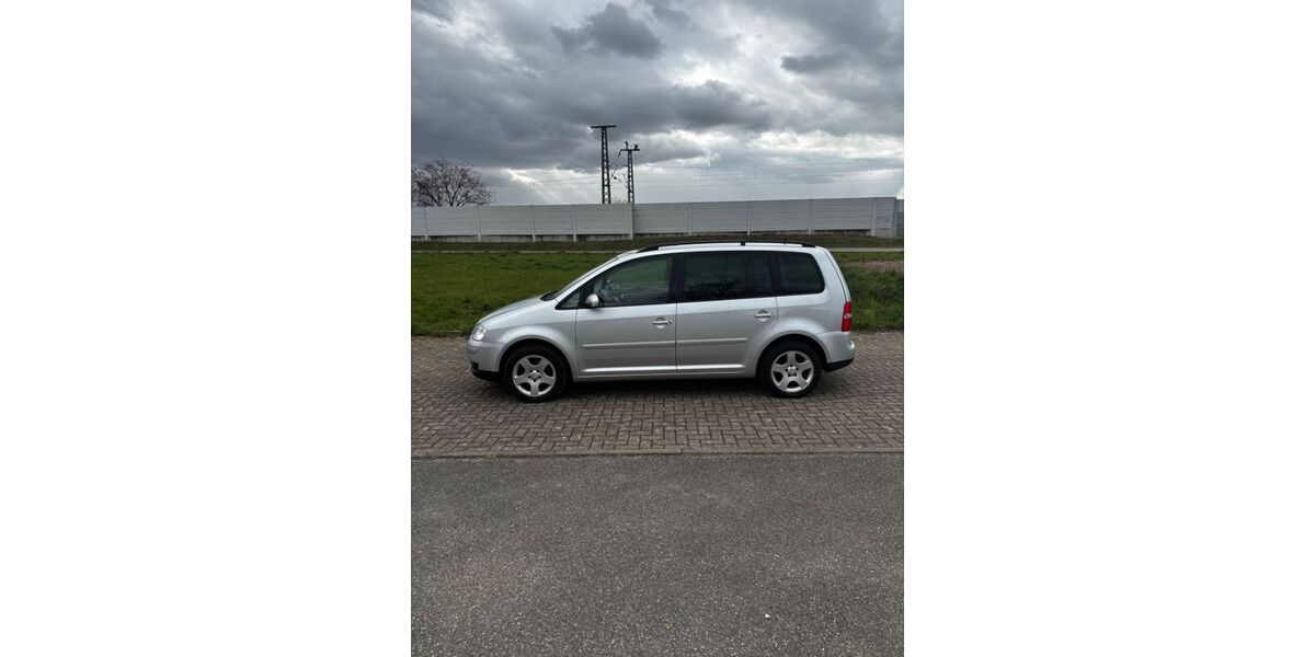 VW Touran 219.600 km 2.899 &euro; Ringsheim 77975