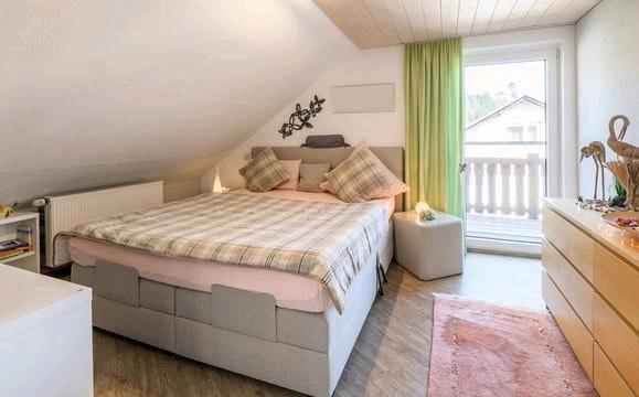 Dachgeschoßwohnung Titisee-Neustadt Neustadt - 6 Zimmer, 120 m&sup2;, 354.000&euro; | Angebot:24466276