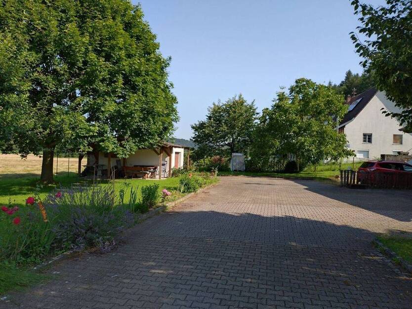 BIETERVERFAHREN: Idyllisch gelegenes Baugrundstück mit Wiesengrundstücken