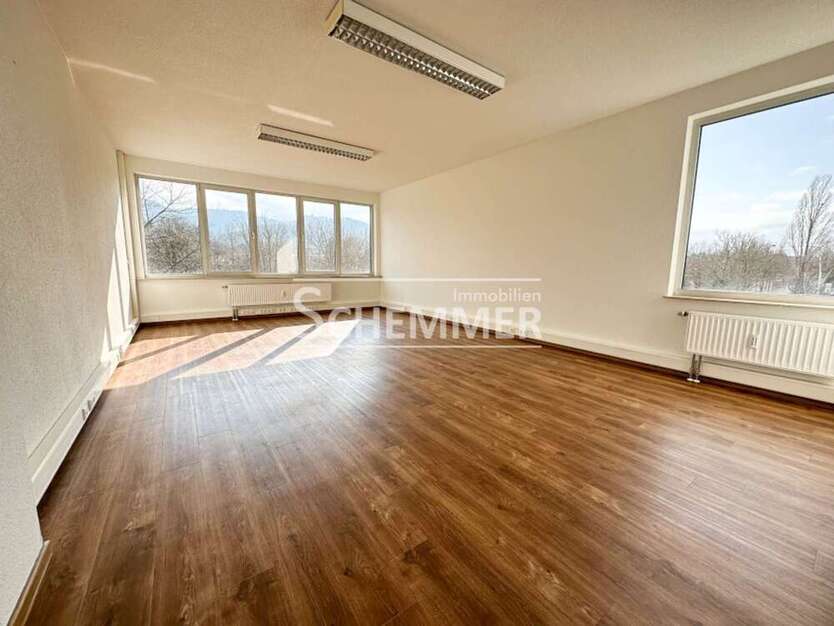 Büro in Freiburg im Breisgau 4.390 € 402.8 m²