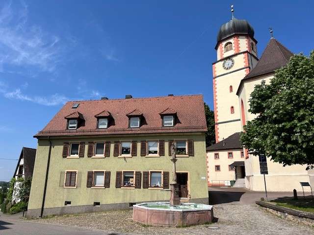 Haus zum Kaufen in Ehrenkirchen 318.000 € 286.12 m²