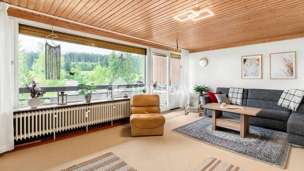 Modernisiertes Wohnerlebnis mit Weitblick - Helle, möblierte 2-Zimmer-Wohnung mit Loggia & Waldblick