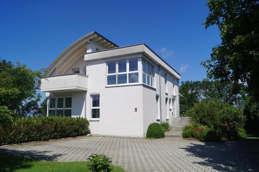 Bürogebäude: Büroräume kompl. EG +OG, Glasfaser, Freiflächen, Stellplätze zimmer