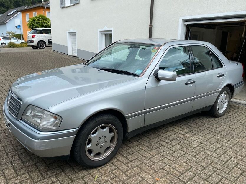 Mercedes-Benz 220 146.162 km 3.000 € Elzach 79215