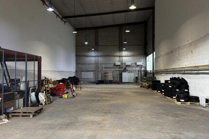 Gewerbehalle mit Hochregal-Potenzial in Top-Lage zimmer