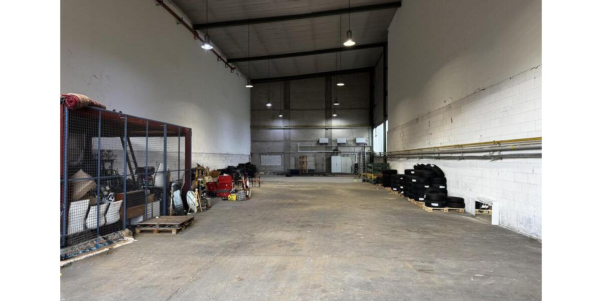 Gewerbehalle mit Hochregal-Potenzial in Top-Lage zimmer