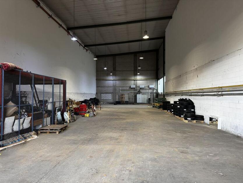Gewerbehalle mit Hochregal-Potenzial in Top-Lage zimmer
