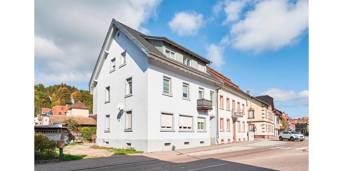 Attraktive Kapitalanlage: Mehrfamilienhaus (vermietet) mit 3 Wohneinheiten in zentraler Lage in 79215 Elzach 8 zimmer
