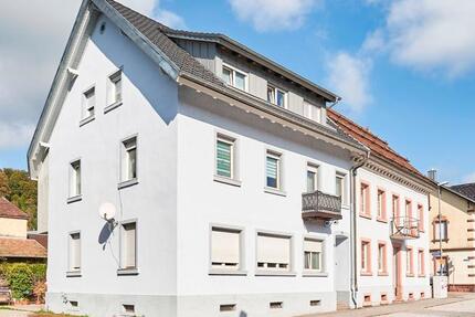 Attraktive Kapitalanlage: Mehrfamilienhaus (vermietet) mit 3 Wohneinheiten in zentraler Lage in 79215 Elzach zimmer