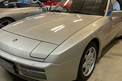 Porsche 944