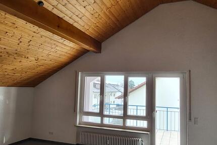 Frisch renovierte lichtdurchflutete DG-Wohnung mit großem Balkon 3 zimmer
