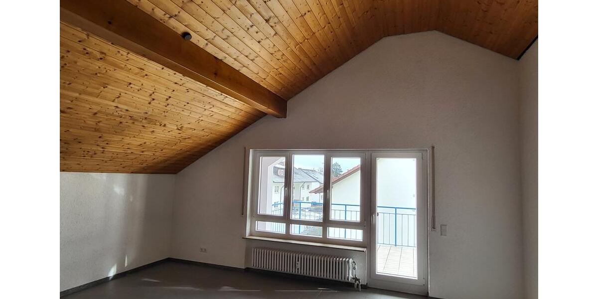 Frisch renovierte lichtdurchflutete DG-Wohnung mit großem Balkon 3 zimmer