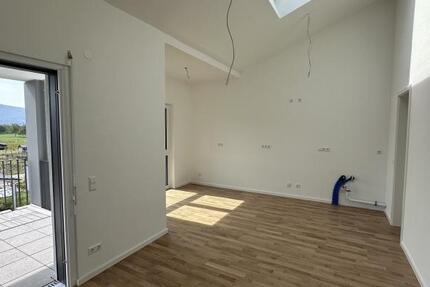 W105 | Stilvolle Neubau-Wohnung im 2.OG und somit Dachgeschoss mit Balkon, Einbauküche, Kellerraum und TG-Stellplätzen 4 zimmer