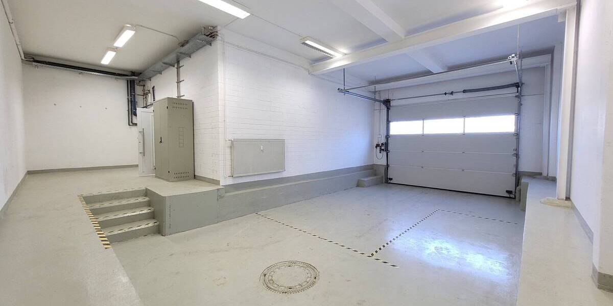 Gewerbehalle_Studio_Werkstatt mit Rolltor und Büro am Bahnhof Müllheim 2 zimmer