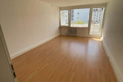 Zentral renoviertes Büro 1 - pendlerfreundlich, Balkon & Parkplätze zimmer