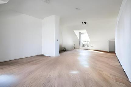 4-Zimmer-Wohnung mit Balkon – Renoviert und Sofort Verfügbar!