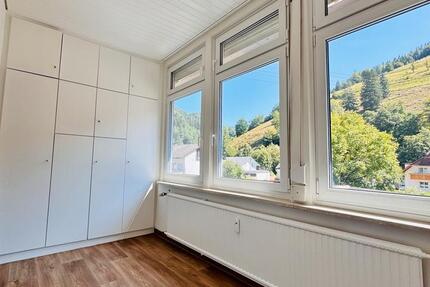 Frisch renovierte 2,5 Zimmer Wohnung (Loggia) in Zell-Atzenbach